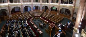 Blick in das ungarischen Parlament, während Fidesz und KDNP der Abstimmung über die Ratifizierung des schwedischen Nato-Beitritts fernbleiben. Da Ungarn nach wie vor der letzte Nato-Verbündete ist, der Schwedens Antrag auf Beitritt zum Bündnis ratifizieren muss, hielt das ungarische Parlament eine parlamentarische Dringlichkeitssitzung ab, um über den Beitritt des nordischen Landes abzustimmen. 
