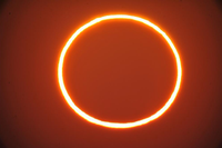 Der Mondschatten verdunkelt während dieser Sonnenfinsternis die Sonne nicht ganz, so wird im hohen Norden das Feuerring-Phänomen sichtbar.  Foto: picture alliance/dpa/Saudi Press Agency