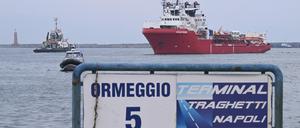 Die „Ocean Viking“ beim Einlaufen in den Hafen von Neapel.