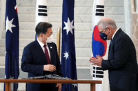 Der australische Premierminister Scott Morrison begrüßt den südkoreanischen Präsidenten Moon Jae-in. Foto: REUTERS/Lukas Coch