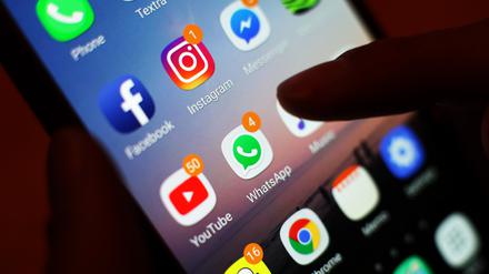 Ein Blick auf ein Handy mit den verschiedenen Social Media Apps