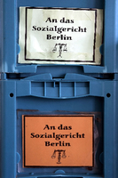 Kann das weg? In deutschen Amtsstuben gibt es viel Papier zu verwalten. Foto: Stephanie Pilick/dpa