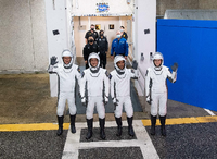Astronaut Matthias Maurer (L), NASA Astronauten Tom Marshburn, (2L), Raja Chari (2R) und Kayla Barron (R). Foto: Joel Kowky/AFP