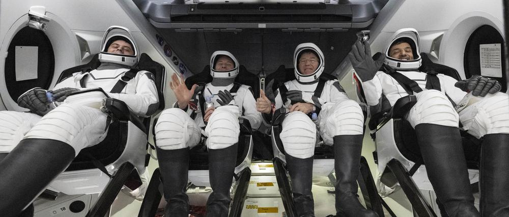 Auf diesem von der NASA zur Verfügung gestellten Foto sind von der Roskosmos-Kosmonaut Andrej Fedjajew(l-r), der NASA-Astronaut Warren „Woody“ Hoburg, der NASA-Astronaut Stephen Bowen und der Astronaut Sultan al-Nijadi aus den Vereinigten Arabischen Emiraten in einer SpaceX-Kapsel an Bord des SpaceX-Bergungsschiffs MEGAN zu sehen, kurz nachdem sie am Montag, den 4. September 2023, im Atlantik vor der Küste von Jacksonville, Florida, gelandet sind. 