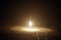 Landeanflug. Das Foto zeigt wie die "Falcon-9" aufrecht stehend zur Erde zurückkehrt und landet. Foto: AFP
