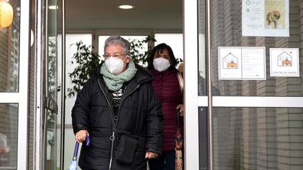 Frauen, die ein Gesundheitszentrum im Nordwesten Spaniens verlassen, tragen eine Maske. 