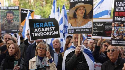 Mitglieder der Föderation der jüdischen Gemeinden Spaniens halten Schilder, als sie am 22. Oktober 2023 vor dem Abgeordnetenhaus in Madrid für die Befreiung der Geiseln durch die Hamas demonstrieren. 