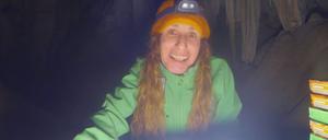 Spanien, Costa Tropical: Das Standbild aus einem von Dokumalia zur Verfügung gestellten Video zeigt die Bergsteigerin und Höhlenforscherin Beatriz Flamini im Inneren der Höhle. 
