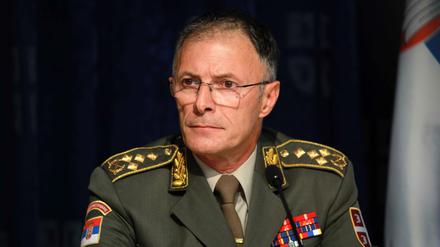 Der Chef des Generalstabs der serbischen Armee, General Milan Mojsilovic, hält eine Pressekonferenz in Belgrad. 