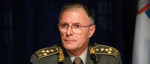 Der Chef des Generalstabs der serbischen Armee, General Milan Mojsilovic, hält eine Pressekonferenz in Belgrad. 