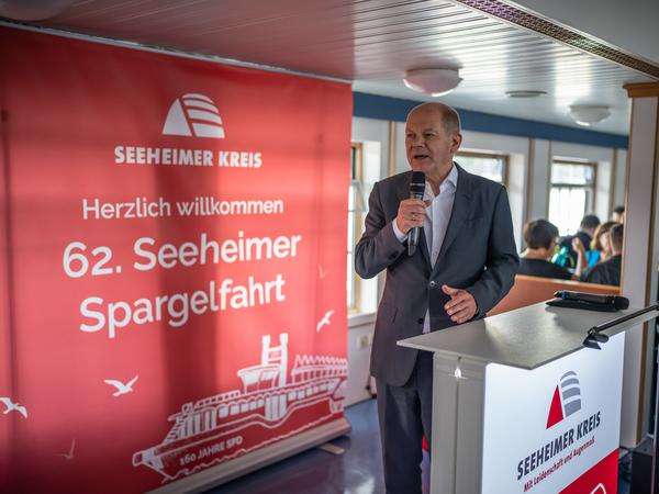 Olaf Scholz (SPD) spricht zu den Gästen der Spargelfahrt des Seeheimer Kreises der SPD. 