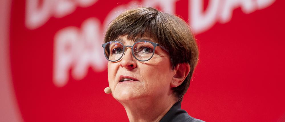 Die Co-Vorsitzende der SPD, Saskia Esken, hat Bundesfinanzminister Christian Lindner (FDP) dazu aufgefordert, schnell ein konkretes Konzept für das geplante „Klimageld“ vorzulegen (Archivbild).