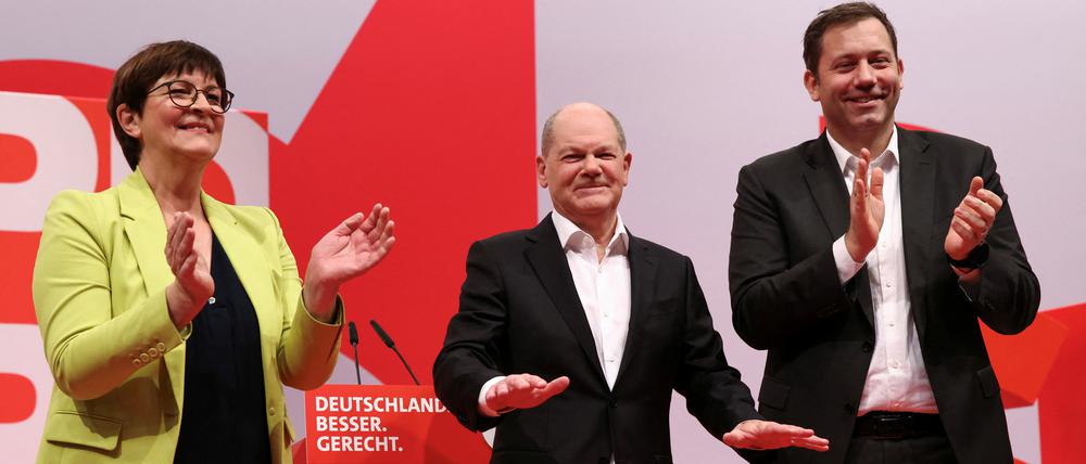 Kanzler Olaf Scholz eingerahmt von der SPD-Spitze aus Saskia Esken und Lars Klingbeil.