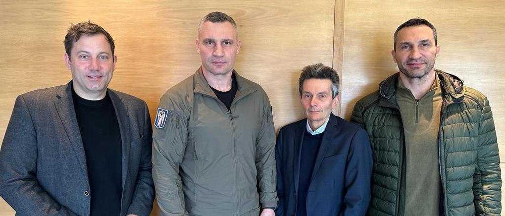 SPD-Parteichef Lars Klingbeil (l) und SPD-Bundestags-Fraktionschef Rolf Mützenich (3.v.l) stehen mit Kiews Bürgermeister Vitali Klitschko (2.v.l.) und dessen Bruder Wladimir Klitschko zusammen.