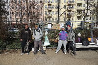 Der "Gabenzaun" am Boxhagener Platz: Zwei Anwohnerinnen helfen zwei Obdachlosen.  Robert Klages