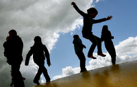 Durch Reisen und Freizeitprogramme sollen Berliner Kinder im Sommer emotional gestärkt werden. Foto: picture alliance / dpa