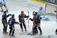 Läuft doch. Die Eisbären bejubeln das 2:0 durch Gervais gegen Schwenningen. Foto: Imago/Stiehl
