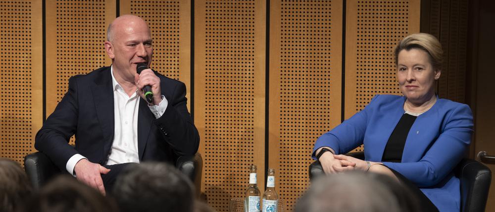 Der CDU-Spitzenkandidat für die anstehende Wahl zum Abgeordnetenhaus Kai Wegner spricht im Ludwig Erhard Haus bei einer Diskussionsveranstaltung des Vereins Berliner Kaufleute und Industrieller (VBKI) und des «Tagesspiegels». Daneben sitzt die Regierende Bürgermeisterin und SPD-Spitzenkandidatin Franziska Giffey.