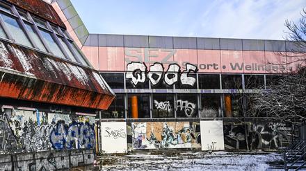 Das Sport- und Erholungszentrum (SEZ) an der Landsberger Allee. Das frühere Sport- und Erholungszentrum (SEZ) in Berlin, Vorzeige-Erlebnisbad der DDR, soll abgerissen werden. Laut aktuellem Bebauungsplan sollen auf dem Gelände rund 500 Wohnungen und eine neue Schule gebaut werden. +++ dpa-Bildfunk +++