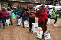 Frauen in Alexandra warten auf die Verteilung von Essen - mit genügend Abstand. Foto: Siphiwe Sibeko/REUTERS