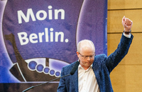 Stefan Seidler zieht für den Südschleswigschen Wählerverbands (SSW) in den Bundestag ein. Foto: Axel Heimken/dpa