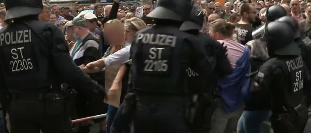 Staatsanwältin H. und ihr Sohn durchbrechen eine Polizeisperre am 29. August 2020 bei einer Querdenken-Großdemonstration.
