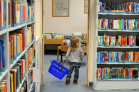 Auch Kinder suchen gerne spannende Lektüre in Berliner Stadtteilbibliotheken. Wie hier in Friedenau. Foto: picture alliance / dpa 
