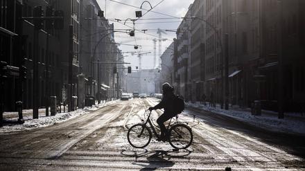 Stadtverkehr im Winter in Berlin.