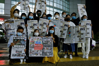 Bekenntnis zum Produkt: Mitglieder der Redaktion nehmen Abschied von "Apple Daily". Foto: Tyrone Siu/Reuters