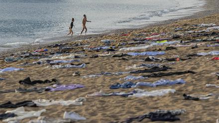 Protest: Die spanische Flüchtingshilfsorganisation „Open Arms“ hat die Überreste eines Schiffswracks am Strand ausgebreitet. 