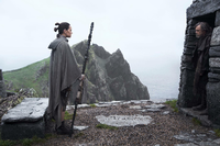 "Star Wars" kennt neuerdings Sternenkriegerinnen: Rey (Daisy Ridley) trifft Luke Skywalker (Mark Hamill) in "Star Wars - Die letzten Jedi". Foto: dpa/Disney