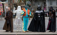 Mitglieder eines "Star Wars"-Fanclubs posieren in Hamburg mit ihren Kostümen, die die Filmfiguren Jedi Ritter, Snowtrooper, Greedo, Darth Vader und Darth Revan darstellen. Foto: dpa