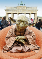 Meister Yoda ist auch in Berlin - als Wachsfigur beim Madame Tussauds. Im Bild entspannt er vor dem Brandenburger Tor. Foto: dpa
