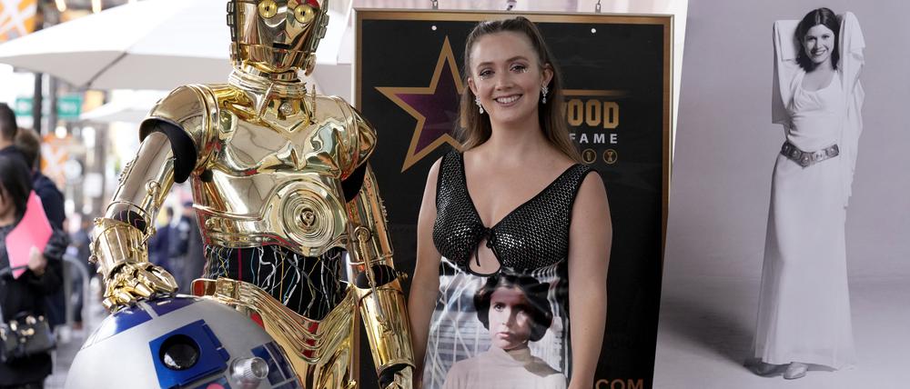  Billie Lourd, die Tochter der verstorbenen Schauspielerin Carrie Fisher, posiert neben den «Star Wars»-Figuren C-3PO und R2-D2 bei einer posthumen Zeremonie zur Ehrung von Fisher mit einem Stern auf dem Hollywood Walk of Fame. 