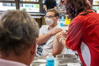 In Hessen werden Schüler:innen bereits bei einem Pilotprojekt an Schulen geimpft. Foto: Helmut Fricke/dpa