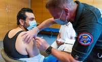 Ein Mann wird von einem mobilen Impfteam gegen das Coronavirus immunisiert. Foto: dpa/Philipp Schulze