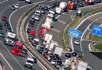Deutschlands Autobahnen werden jetzt von einer bundeseigenen GmbH verwaltet. Doch die ist teurer als geplant Peter Kneffel/dpa