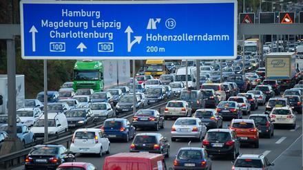 Dicht an dicht stehen Autos in der Rushhour auf der Stadtautobahn A100 in Berlin. 