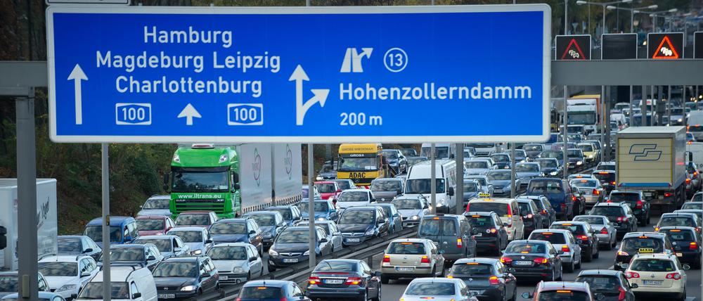 Dicht an dicht stehen Autos in der Rushhour auf der Stadtautobahn A100 in Berlin. 