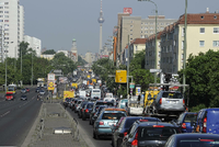 Auf Pendler kommen nicht nur - wie hier auf der B1 in Berlin auf der Brücke in Lichtenberg - mehr Staus zu. Es wird auch teurer, in Berlin zu parken. Foto: picture alliance / dpa/Bernd Settnik