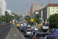 City-Maut, höhere Parkgebühren und autofreie Zonen – das wollen die Berliner Grünen. Foto: Ralf Hirschberger/dpa