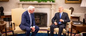 Bundespräsident Frank-Walter Steinmeier wurde von US-Präsident Joe Biden im Oval Office empfangen.