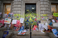 Pro-Remain-Demonstranten haben an einem Regierungsgebäude in London Schilder und Aufkleber hinterlassen, mit denen sie gegen den Brexit demonstrieren. Foto: REUTERS