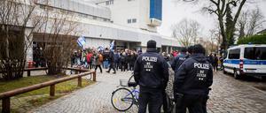 Polizisten sichern einen stillen Protest einer Initiative für die Sicherheit jüdischer Studierender an der Freien Universität Berlin.