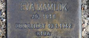 2011 wurde zu Ehren von Eva Mamlok ein Stolperstein in der Neuenburger Straße 1 verlegt. In der Nummer 3 lebte sie zusammen mit ihrer Mutter Martha und ihrer Schwester Hilde Mamlok. 