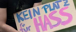 «Kein Platz für Hass» steht auf dem Plakat eines Demonstranten auf einem Pappschild. Die Zahl der Hassvebrechen hat stark zugenommen. 