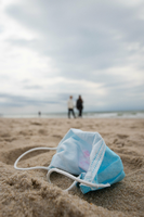 Das Virus macht aus allem ein Risiko. Auch aus Strandbesuchen. Foto: Christian Charisius/dpa