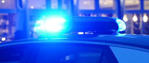 21.02.2024, Hamburg, Symbolbild: Ein Streifenwagen der Polizei steht mit eingeschaltetem Blaulicht an einem Einsatzort.