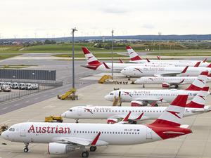 Flugzeuge von Austrian Airlines stehen am Flughafen Wien.  