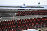 Im Hafen Mukran auf Rügen lagern Röhren für die letzten fehlenden Kilometer der Erdgaspipeline. Foto: dpa